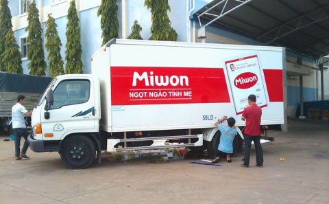 Dán Decal Quảng Cáo Trên Xe Tải Cho Công ty Miwon Việt Nam
