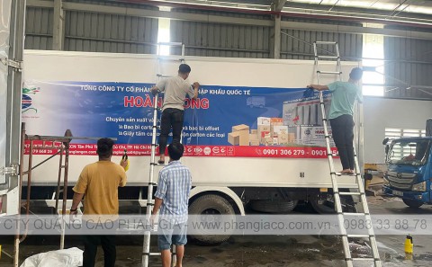 Dán Decal Quảng Cáo Hai Bên Hông Thùng Xe Tải Nhà Máy Bao Bì Hoàng Long